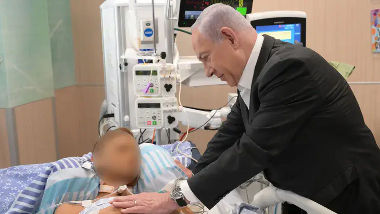 Netanyahu and wounded soldier