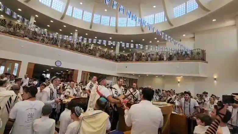Neve Daniel residents pray for the safety of IDF soldiers