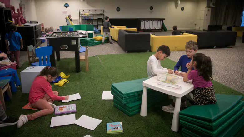 ילדי מפונים במלון בתל אביב