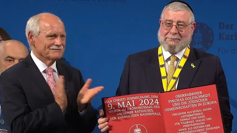 הרב גולדשמידט מקבל את הפרס