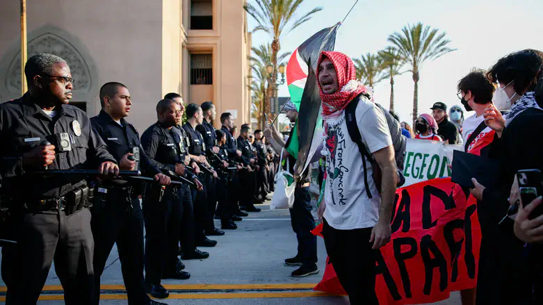 Pro-Palestinians confront police & rally during the Commencement Ceremony, Pomona College