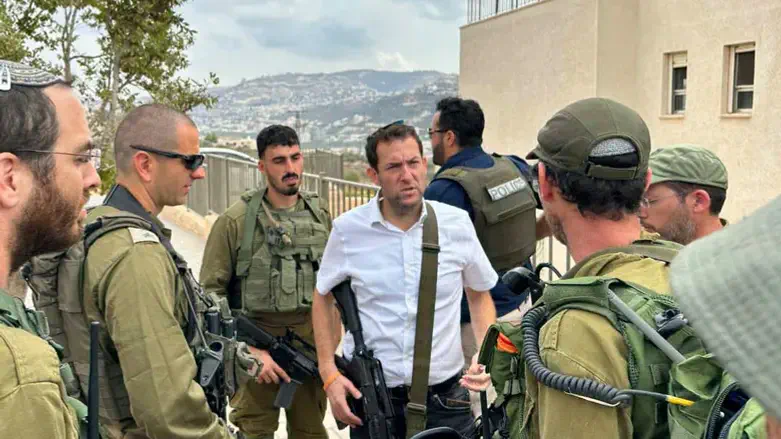 Yossi Dagan with IDF soldiers
