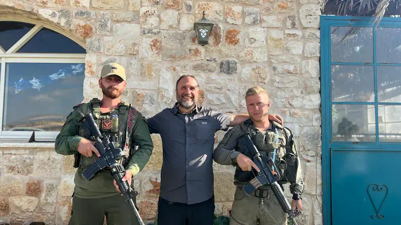 נעם פדרמן עם שניים מבניו