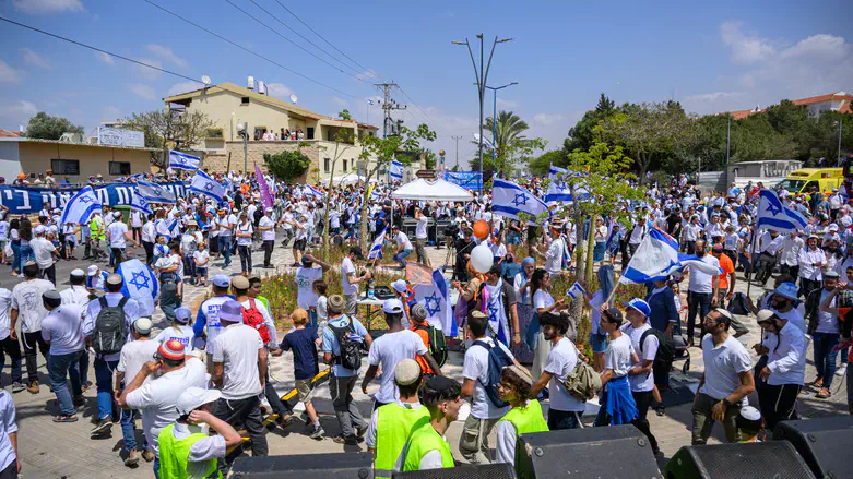 צועדים וחוגגים בשדרות