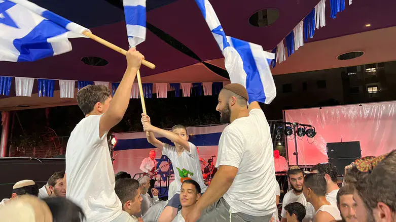 ילדיו של רב סרן אביתר כהן הי"ד, שנפל בעזה, בריקודי יום העצמאות