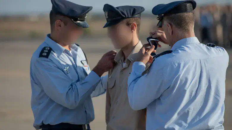 Pilot receives wings at Hatzerim