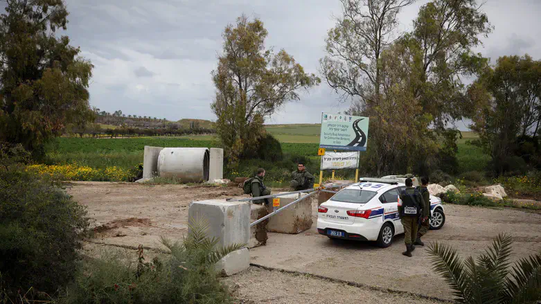 IDF soldiers near the Black Arrow monument. Archive