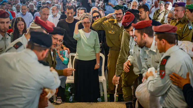 אימו של רועי מצדיעה בהלוויה