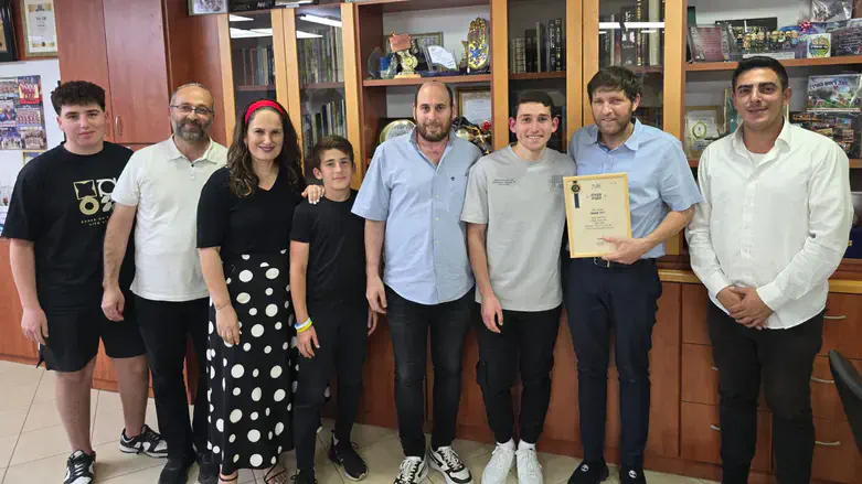 רמי גרינברג מעניק את התעודה לדוד שאשא