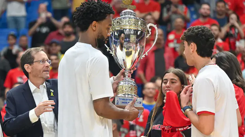 אופיר אנגל עם רנדולף והגביע