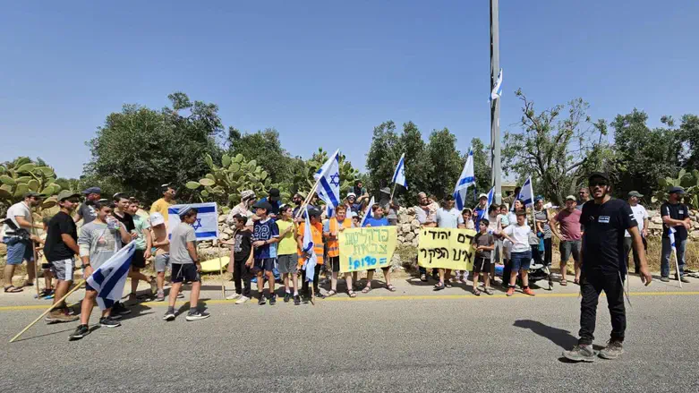ההפגנה בכניסה לכפר