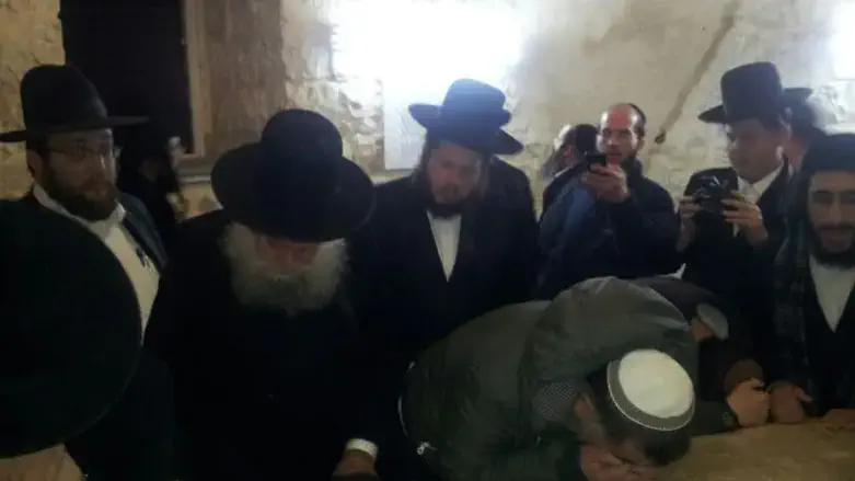 הרב שיינין בקבר יוסף