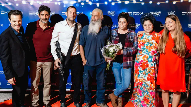 ראשי קרן קולנוע שומרון עם יוצרי הסרט 'אמצע החיים'