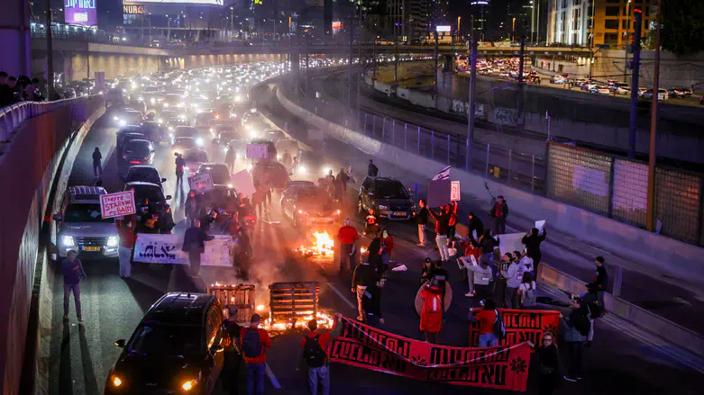 אולי הם בעצם ממשיכי דרכו של רשב"י. מפגינים מבעירים את נתיבי איילון