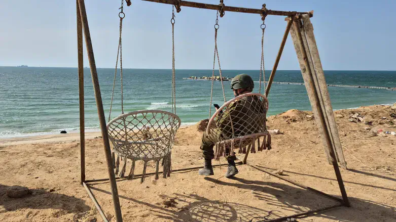 הערסל מול הים מחכה להתמלא. הרב אייל ורד בחוף עזה