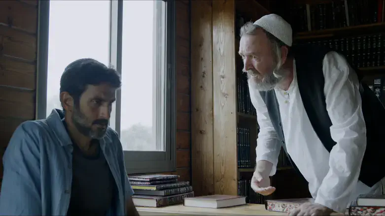 השחקנים שלום אסייג וצחי הלוי בסצנה מתוך הסרט