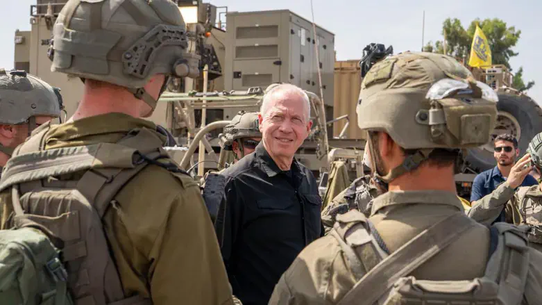 Galant meeting with soldiers