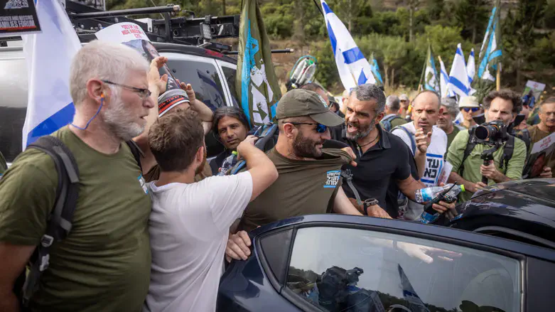 'אחים לנשק' בחסימת כביש מספר 1