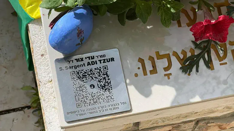קוד QR בקבר של עדי צור