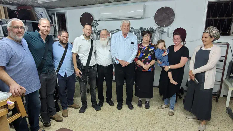משפחת רזיאל, הרב אליקים לבנון וראש מועצת שומרון יוסי דגן בטקס חנוכת הסניף
