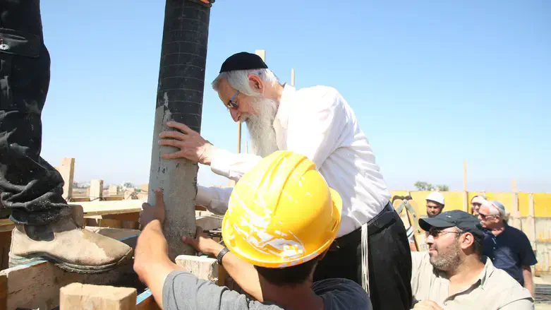 הרב זלמן מלמד יוצק את המעקה
