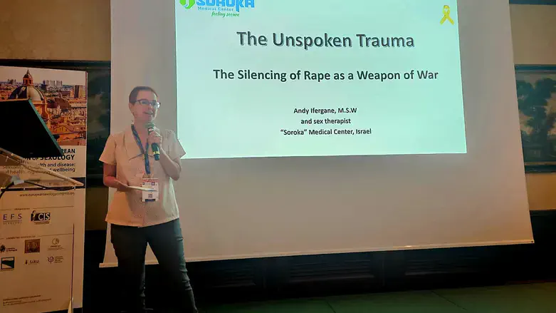 איפרגן בהרצאתה בבולוניה