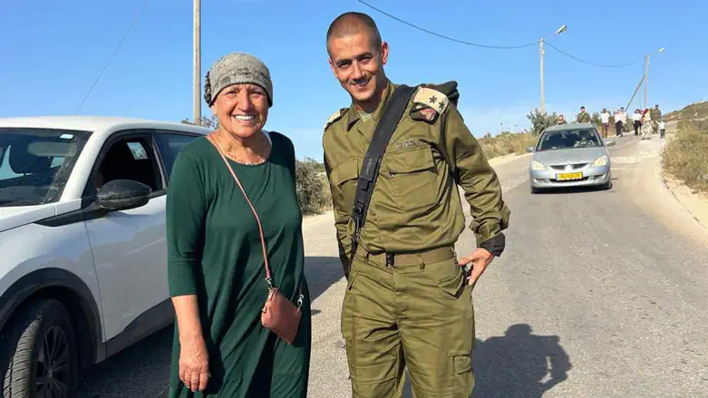 אימו של מתן עם מפקד גדוד נחשון