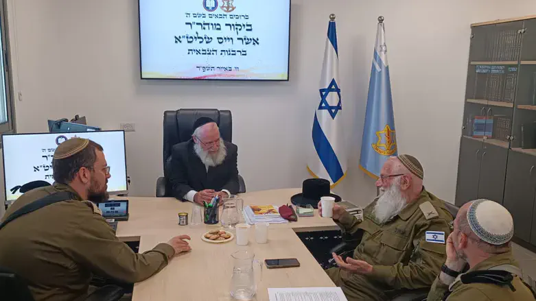 בכירי הרבנות הצבאית בשורה