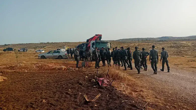 Полицейские сносят здания, выстроенные на холмах