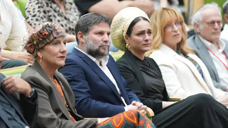 Knesset tribute to widows and orphans of war