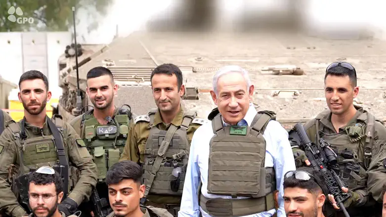 Netanyahu with Golani soldiers in north