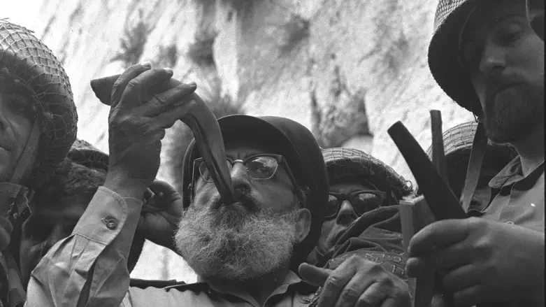 Rabbi Goren at the liberation of the Kotel