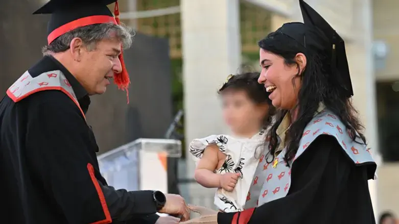 אליי גולן חוגג בקבלת תואר הד"ר