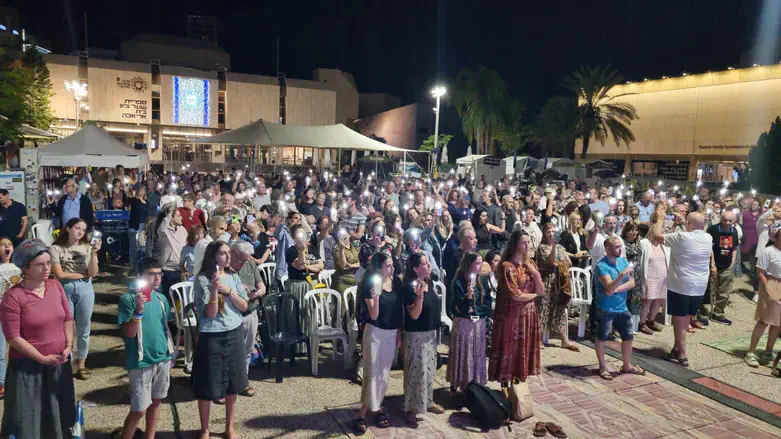 אווירה חדשה של חיבור. כיכר החטופים