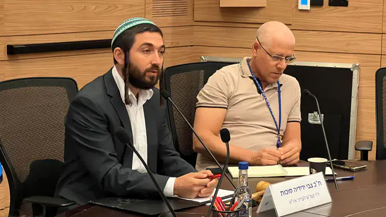 צבי סוכות בדיון