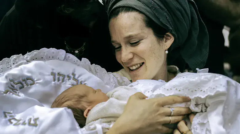 Tsuf Eschar at her son's brit milah
