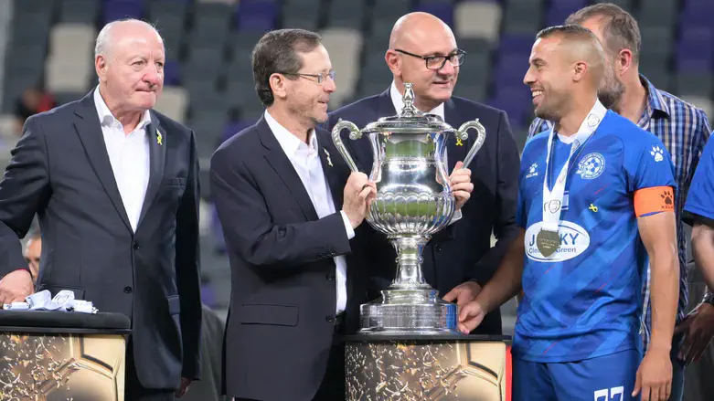 נשיא המדינה מעניק את הגביע למוחמד אל הינדי