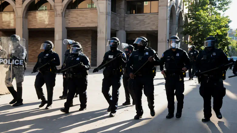 Police advance on protesters on a college campus (archive)