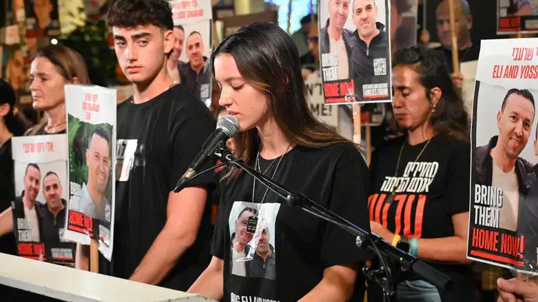 יובל שרעבי במחאת משפחות החטופים