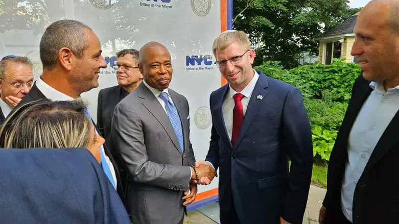 קוזניץ יחד עם ראש עירית ניו יורק