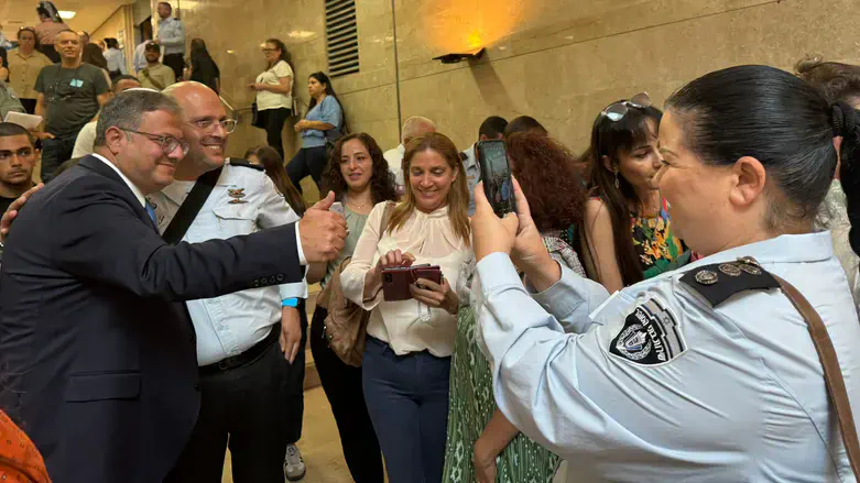 השר בן גביר עם שוטרים לפני האירוע