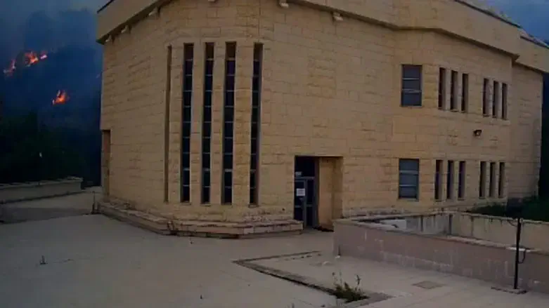 מבנה הישיבה על רקע האש בקרית שמונה