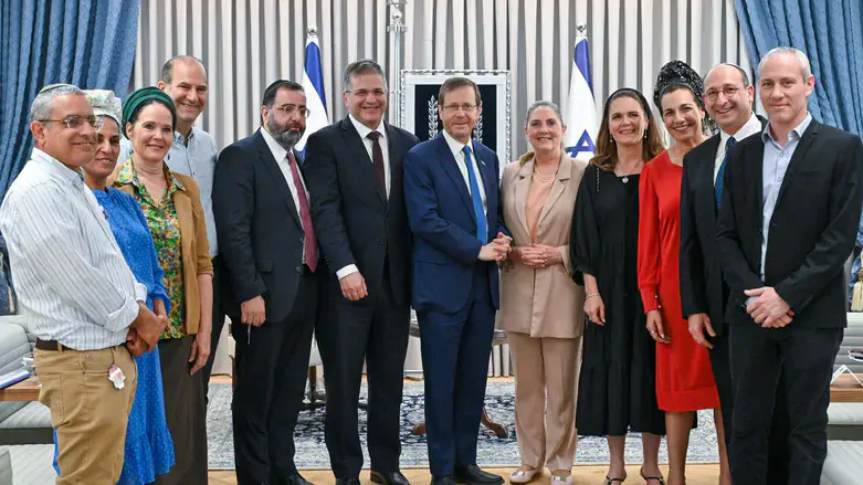 משפחות שלושת הנערים עם יוזמי החוק בבית הנשיא