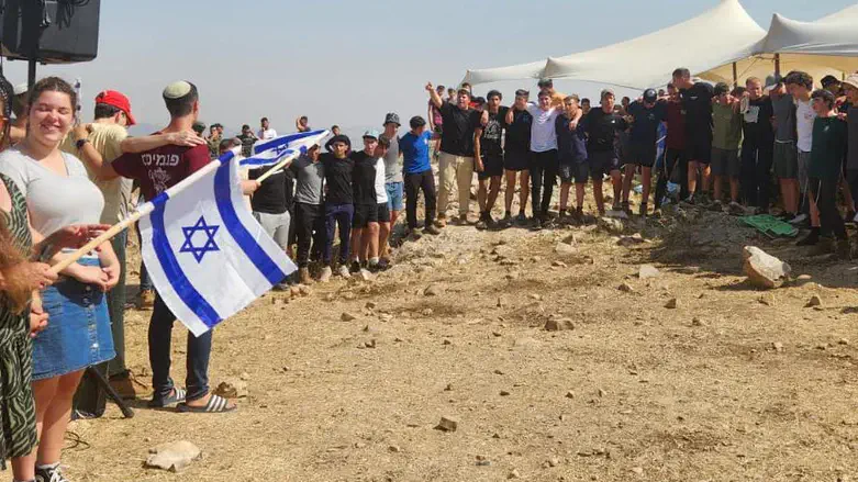 משתתפי הסיור להר עיבל