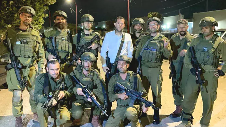 יוסי דגן עם כיתת כוננות בשומרון