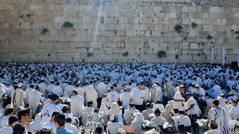 תפילה לכבוד יום ירושלים בכותל
