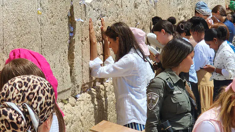 ניקי היילי בכותל המערבי
