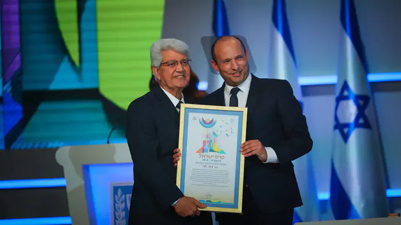 דוד לוי בעת זכייתו בפרס ישראל על מפעל חיים
