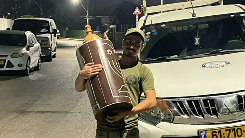 IDU searcher with the rescued scroll
