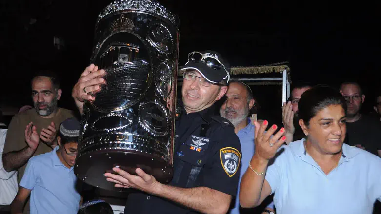 הכנסת ספר תורה של זוכה משנה קודמת